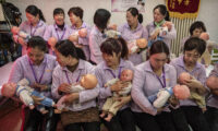 中国政協委員、未婚女性の出産承認を提案　少子化対策で　非難殺到