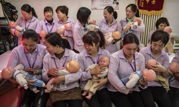 中国政協委員、未婚女性の出産承認を提案　少子化対策で　非難殺到