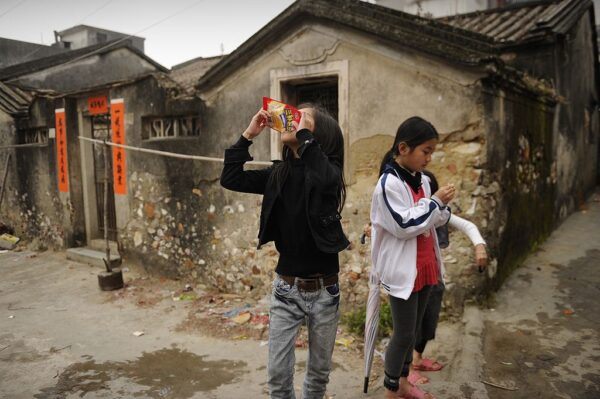 農村部の子ども「毒お菓子」を食べている＝中国食の安全調査