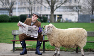 『写真で一言』羊と紳士の農民