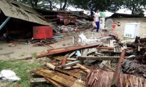 インドネシアで津波　火山による海底地すべり起因か　62人死亡　数百人負傷