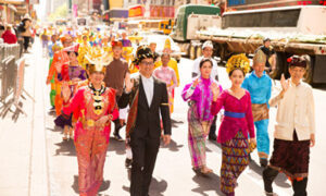 NYで法輪大法25周年記念パレード　華やかな民族衣装で参列