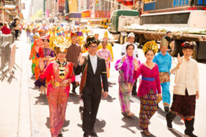 NYで法輪大法25周年記念パレード　華やかな民族衣装で参列