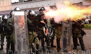 香港デモ、警察が初めて実弾発砲　放水砲・装甲車も出動