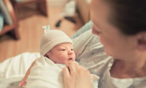 産まれたばかりの赤ん坊は自分の子ではない、DNA検査が母親の直感を証明した
