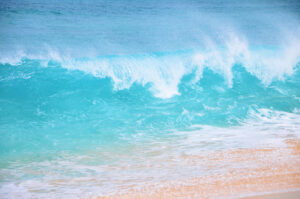 波の美しい瞬間を捉えた写真家　海の独特な美しさを見せる