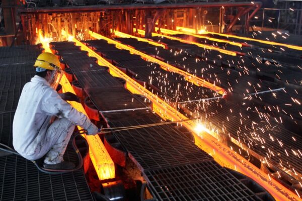 中国高官「石炭業と鋼鉄業の180万人が失業に」