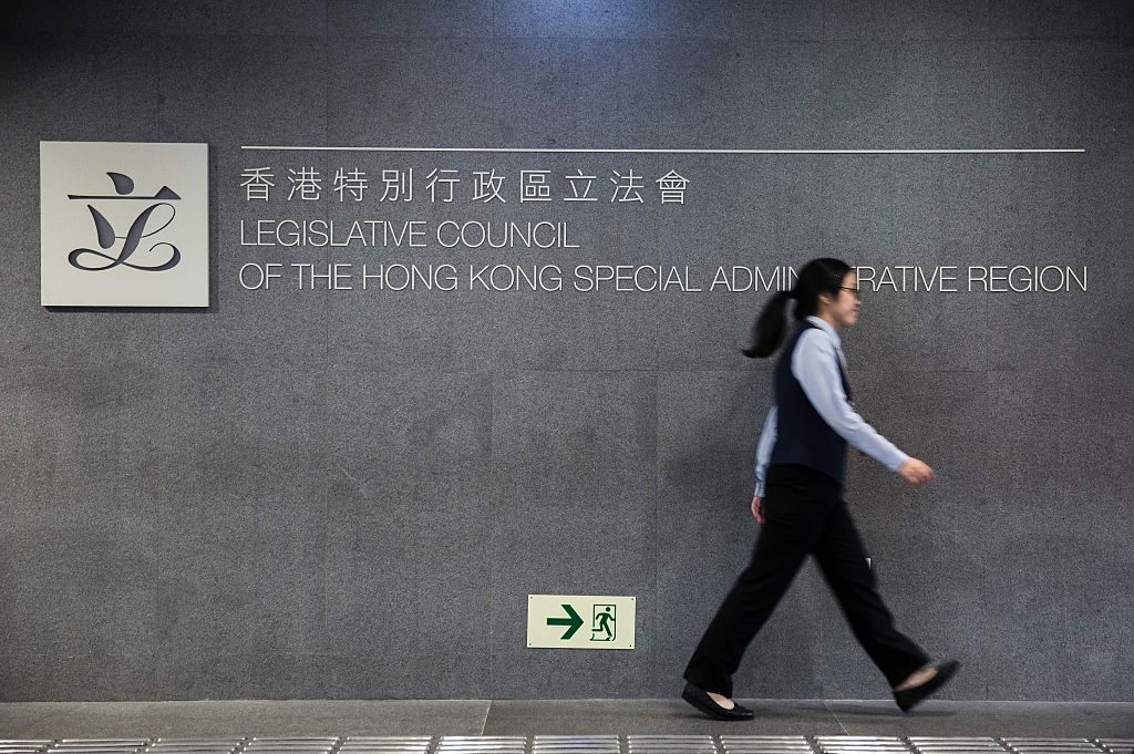 「香港は中国ではない」幕を揚げ、香港2議員資格無効へ