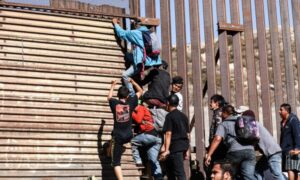 ＜動画＞中米の移民、柵を壊し投石も　国境警備隊は催涙弾放つ