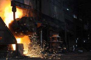 生産過剰中国鉄鋼業「従業員50万人調整必要」、リストラ転職に直面