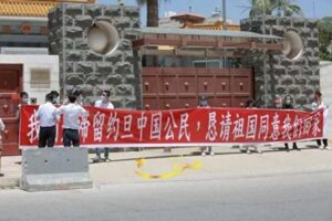 コロナで帰国できぬ中国人ら、中東の中国大使館前で請願活動