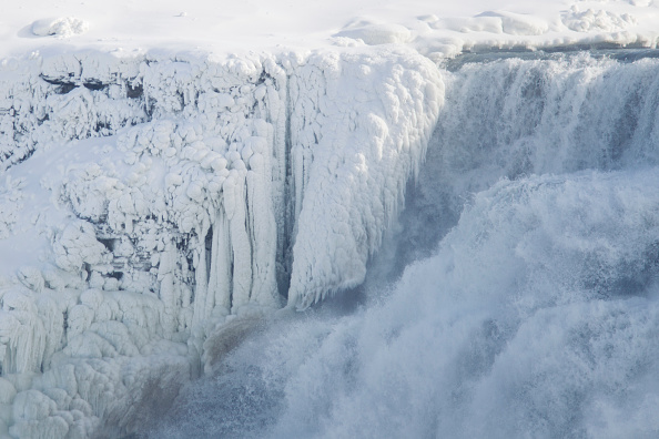 ナイアガラの滝　大寒波で完全凍結近し