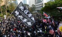 香港で15万人が集会　「民主的政治改革」訴える、当局は催涙弾で強制排除