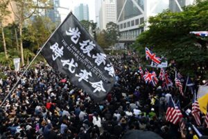 香港で15万人が集会　「民主的政治改革」訴える、当局は催涙弾で強制排除