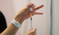 香港20代男性、中国製ワクチン接種で顔面麻痺に　死者も2人増