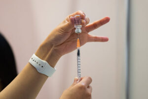 香港20代男性、中国製ワクチン接種で顔面麻痺に　死者も2人増