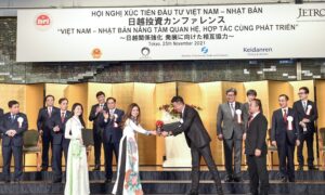 日本とベトナム、44の協力協定に調印　数十億ドル規模