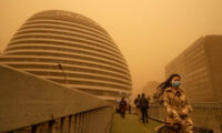 北京、オレンジ色の空と青い太陽が話題　「世界の終わりのよう」