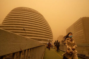 北京、オレンジ色の空と青い太陽が話題　「世界の終わりのよう」
