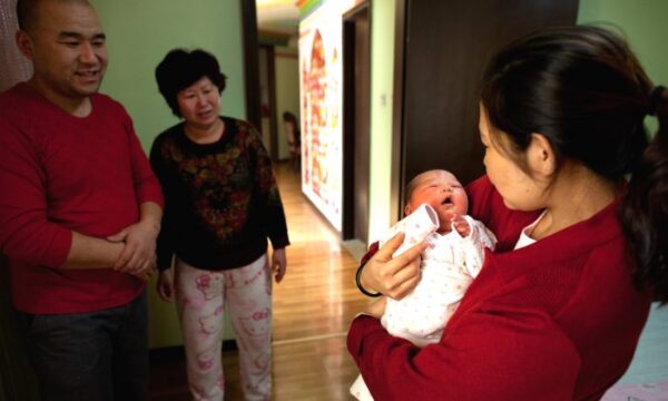 中国、人口減少が加速　出生数前年比3割減の地域も　