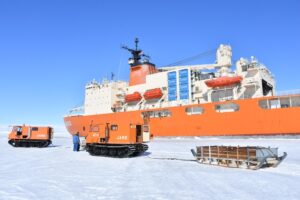 【写真・動画】海上自衛隊、日本の南極観測を支える　第62次協力行動