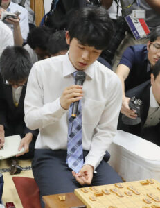 藤井五段、羽生竜王・広瀬八段を破り最年少棋戦優勝、六段に昇段