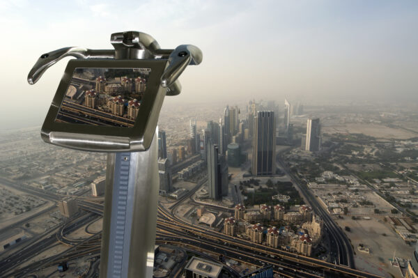 見ている方も怖い？　女性が世界一高いビルの屋上でCM撮影