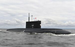 ロシア海軍潜水艦、日本海でミサイル試射　「警戒監視に努める」＝官房長官