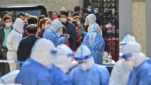 「これが政府のやり方なのか」、上海の非感染者が「隔離施設」へ強制連行