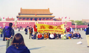 天安門広場で真実を伝える　命がけで中国渡航した西洋人たちの物語（上）