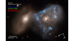宇宙に描かれた大トライアングル　若い星が数多く生み出される