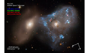 宇宙に描かれた大トライアングル　若い星が数多く生み出される