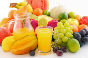 フルーツジュースを飲む　フルーツを食べる　栄養価が高いのはどっち？