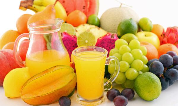 フルーツジュースを飲む　フルーツを食べる　栄養価が高いのはどっち？