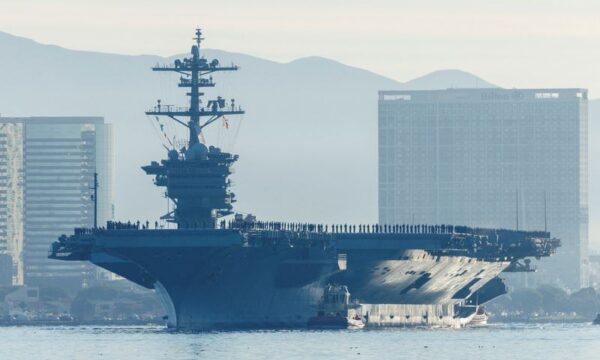 朝鮮半島近海に米空母群、北朝鮮情勢巡り緊張