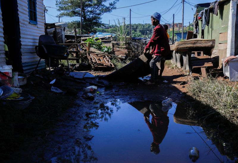 南アフリカの洪水、341人死亡　4万人が被災