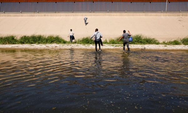 米国境警備局、3月にメキシコから入国試みた21万人拘束　過去最多