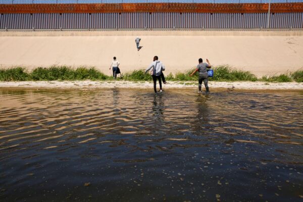米国境警備局、3月にメキシコから入国試みた21万人拘束　過去最多