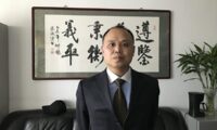 中国人権派弁護士、釈放後も監視下　自宅付近に警察車両