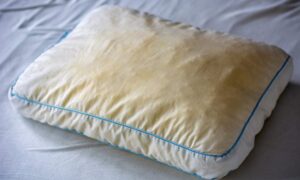 枕はなぜ黄ばむの？　どのように洗えばよい？