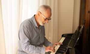 研究　お年寄りがピアノを習うのは認知症予防になる