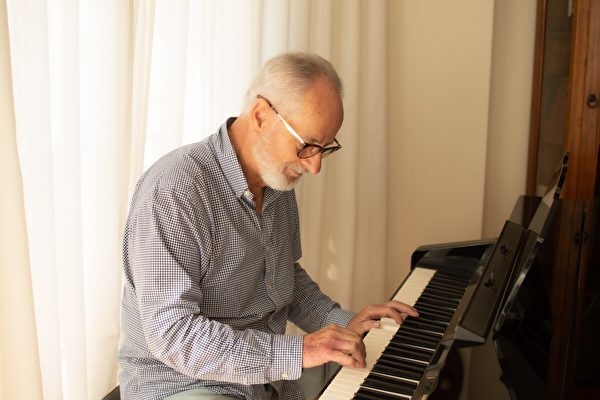 研究　お年寄りがピアノを習うのは認知症予防になる