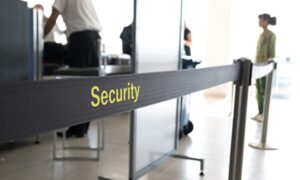 長い待ち時間にうんざり　空港のセキュリティーを早く通過する方法