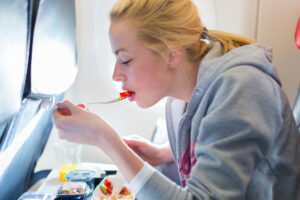 飛行機で移動する際、避けたい5種類の食品