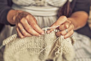 「あなたのために来た」女囚にマフラーを編み続ける79歳の女性