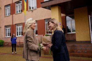 米大統領夫人がウクライナ訪問、オレナ夫人と面会