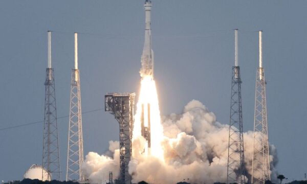 ボーイング、新型宇宙船「スターライナー」打ち上げ　無人で試験飛行