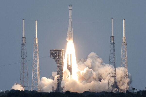 ボーイング、新型宇宙船「スターライナー」打ち上げ　無人で試験飛行