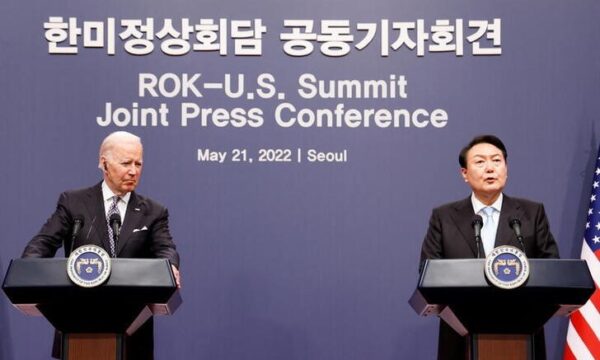 米韓首脳が初会談、軍事演習拡大で合意　北朝鮮にワクチンも提案