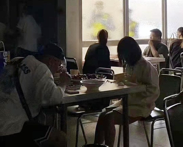 暗闇の中で食事する上海市民　営業禁止令に飲食店が苦肉の策「まるで犯罪者」